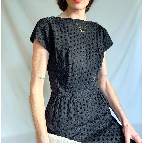 Vintage 1950s Wiggle Dress: Black Cotton Eyelet Lace, Women's S/M - Picture 3 of 11